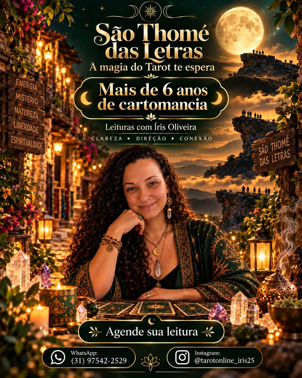 Íris Oliveira sentada à mesa de Tarô, com cartas, cristais e velas, tendo ao fundo as ruas de pedra e os mirantes de São Thomé das Letras sob a lua cheia.